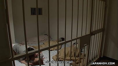 หนังโป๊ผู้หญิงกับผู้หญิงเลียหอยกันมันหยดในห้องขัง