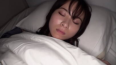 แอบเย็ดรุ่นน้อง หีใหญ่มาก ทนไม่ไหวเลยเอามือแหวกหีดูเม็ดแตดแดง ๆ สั่นระริก